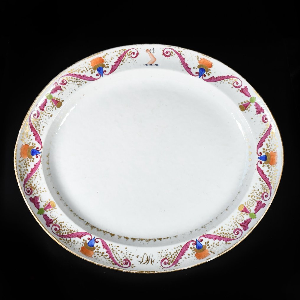 Fad - Important plat en porcelaine aux émaux de la Famille Rose portant un monogramme et une main tenant - Porcelæn #1.1