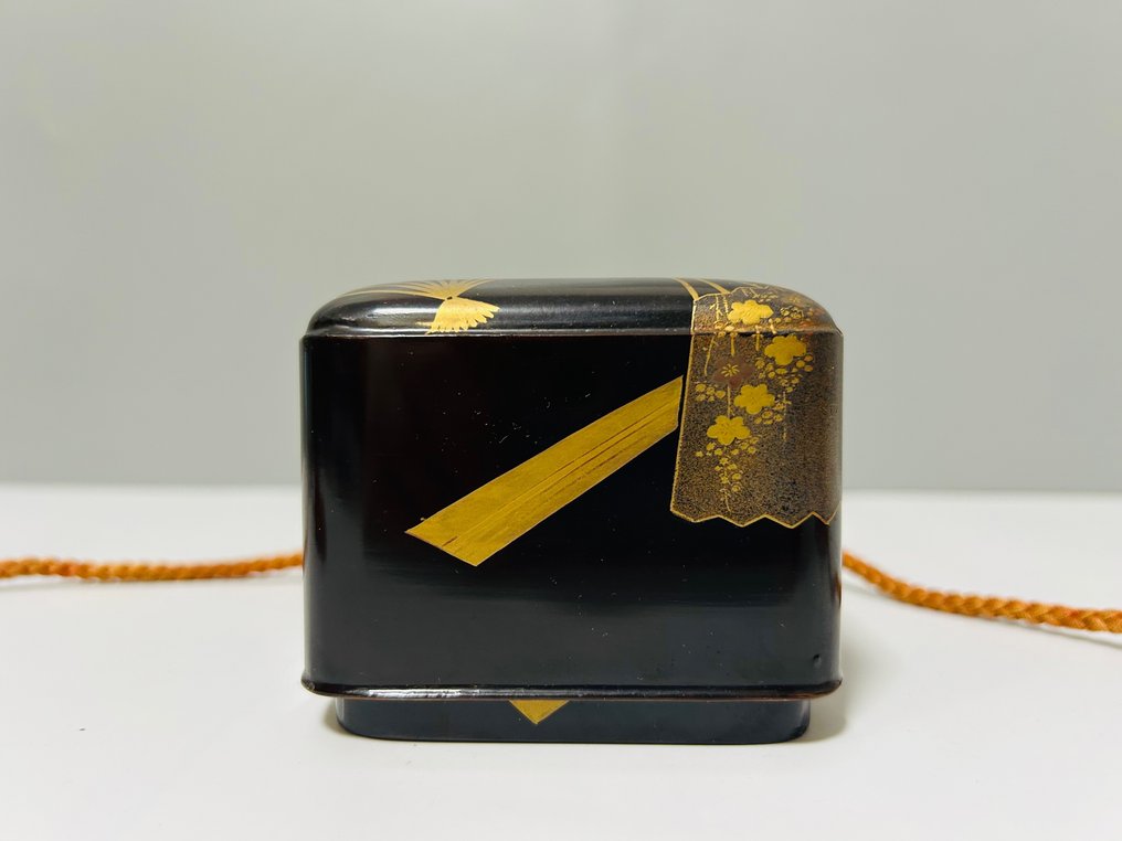 Fubako文箱 (letter box) - Cutie - Un Fubako fin lăcuit cu nashiji 文箱/文筥 cu modele taka maki-e aurii pe un teren întunecat - Aur, Lemn #3.2
