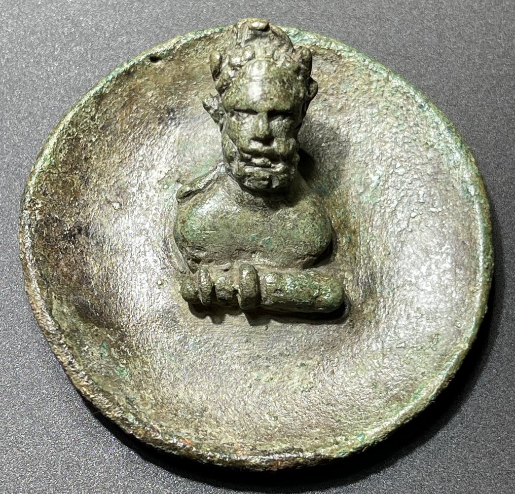 Romain antique Bronze Exceptionnelle Phalère de Défilé Militaire présentant un buste de Jupiter lauré en relief en haut #1.1