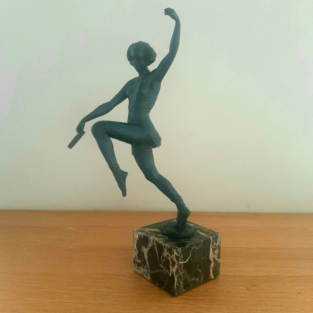 Pierre Le  Faguays - Max Le Verrier  - sculptuur, Danseres met tamboerijn  - 28 cm - Zinklegering, Marmer - 1930 #1.1
