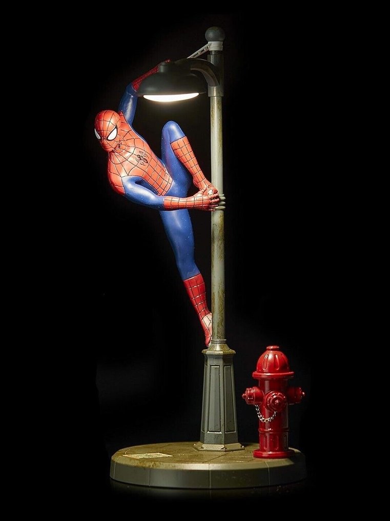 Spider-Man Statue - Marvel - Spider-Man clinging to a street lamp - 2020 #1.0