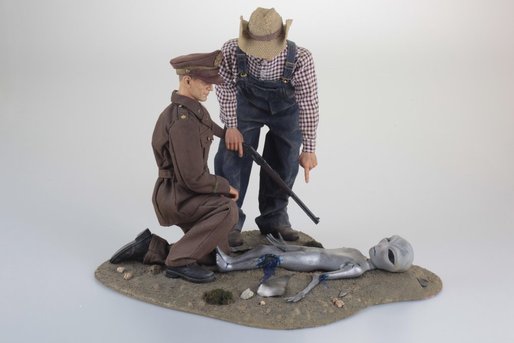 Ryan Nagata - Diorama Roswell scene by RYAN NAGATA - U.S. #1.0