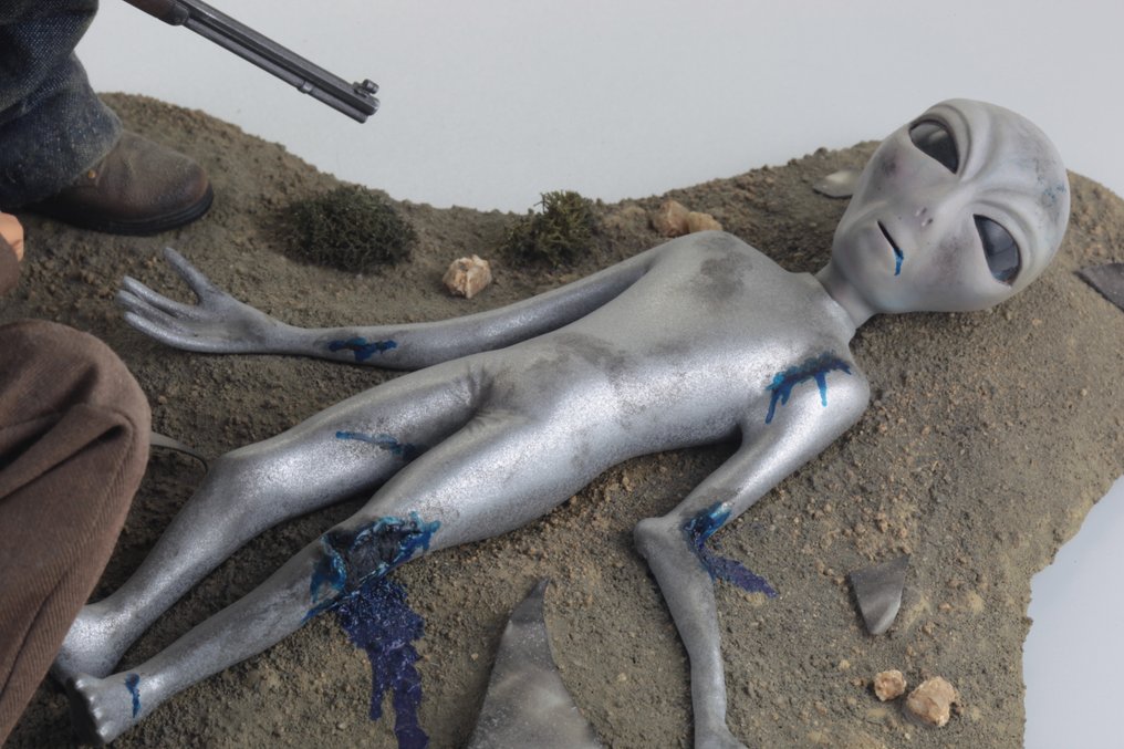 Ryan Nagata - Diorama Roswell scene by RYAN NAGATA - U.S. #4.3