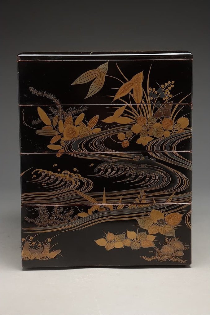 Box - Very fine jubako with plants and currents maki-e design - including original tomobako - Gold, Wood, lacquer #3.2