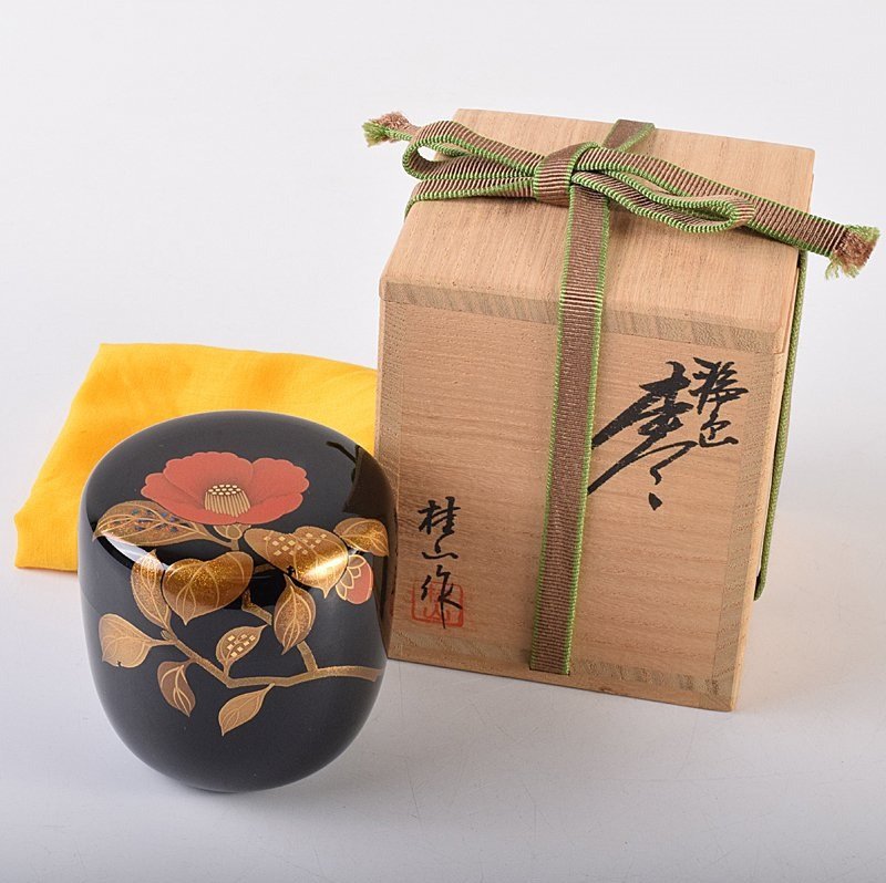 Hirano Keizan (b. 1928) - Natsume - 非常精美的夏目漱石，带有山茶花图案，签名 - 包括题字的 tomobako - 木, 金, 漆 #1.1