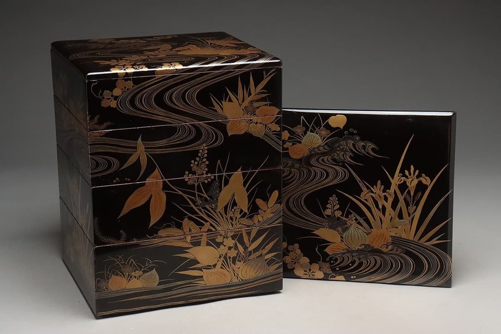 Boîte - Jubako très fin avec motif maki-e de plantes et de courants - y compris le tomobako original - Bois, Or, laque #1.1