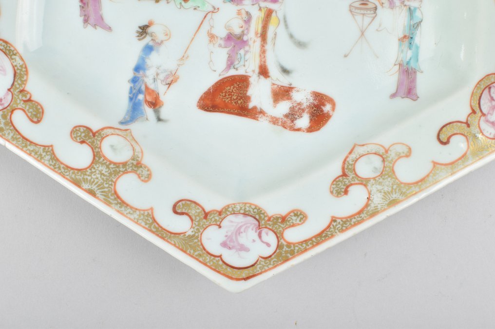 Tallerken - A LARGE CHINESE FAMILLE ROSE DISH DECORATED WITH FIGURES - Porcelæn #3.2