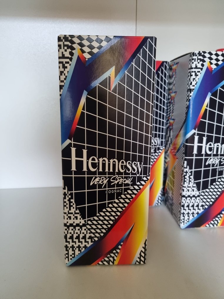 Hennessy - VS Pantone Limited Edition   - b. 2019  - 70cl #1.0