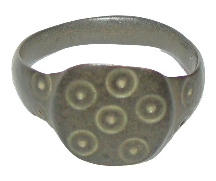 Oud-Romeins Brons, -Evil's Eyes ring met 6-punts motieven doorboord in de ring – 21 mm – 1e/3e eeuw na Christus Ring  (Zonder Minimumprijs) #2.2