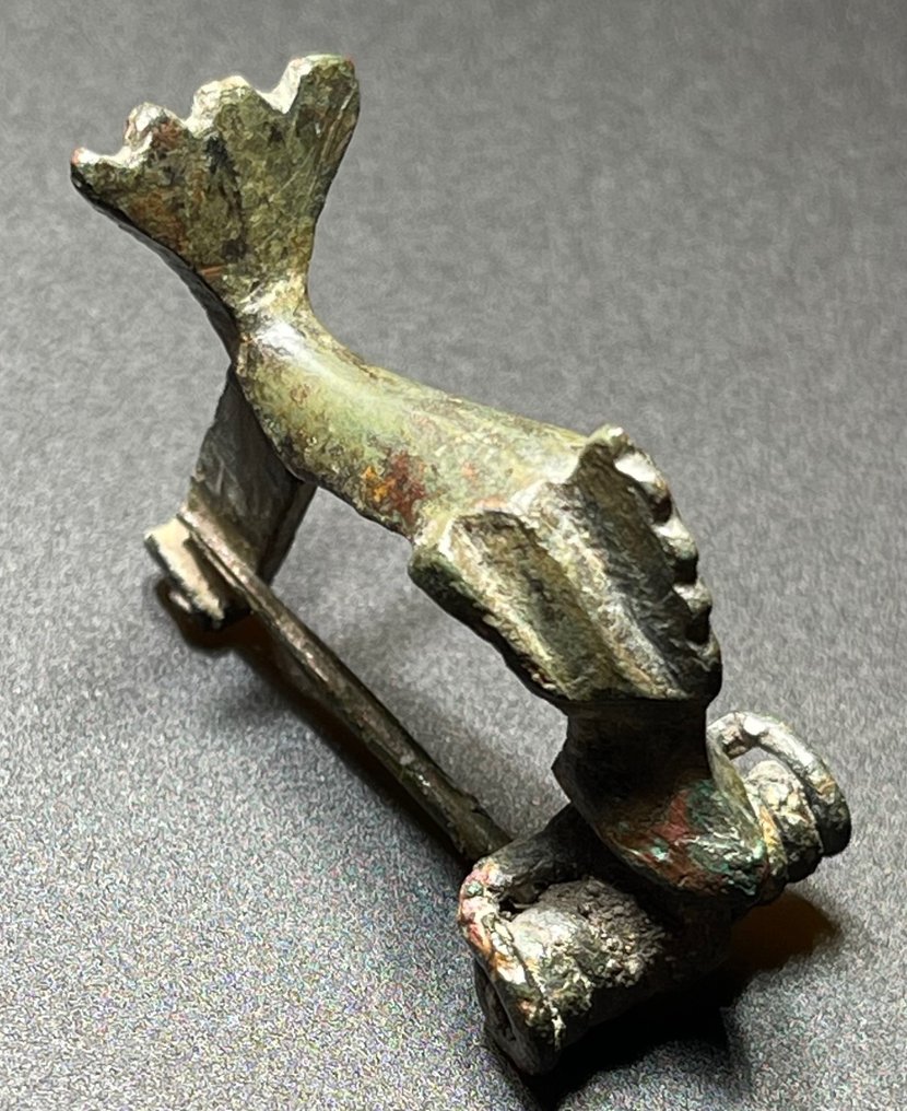 Roma Antiga Bronze Broche Zoomórfico Fíbula em forma de Golfinho, símbolo e animal amado do Deus do Mar Netuno. Com um #1.2