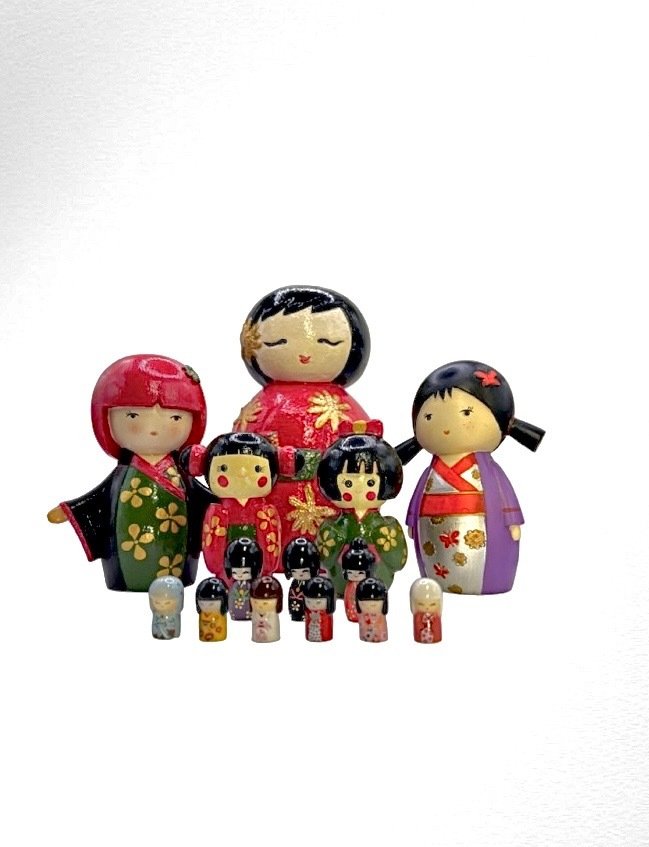 Lot de kokeshi: 6 fèves, 5 poupées en bois, 2 tirelires et 1 grande poupée numérotée - Contemporaine #1.1