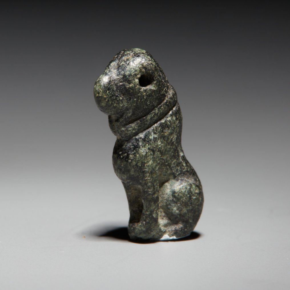 Muinainen Egypti Kivi Amuletti koiran muotoinen. Myöhäinen ajanjakso, 664 - 332 eaa. 1,8 cm pituus. #2.1