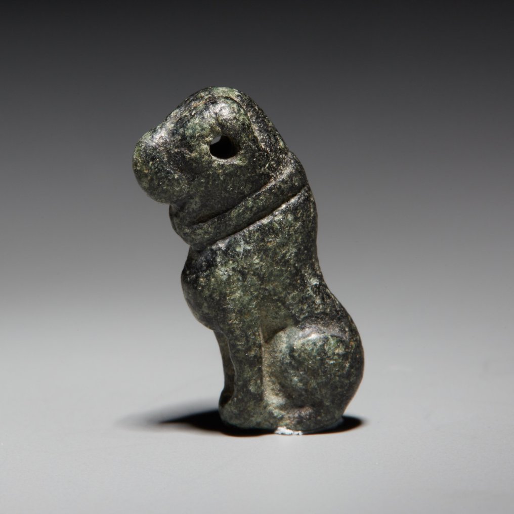 Muinainen Egypti Kivi Amuletti koiran muotoinen. Myöhäinen ajanjakso, 664 - 332 eaa. 1,8 cm pituus. #1.1