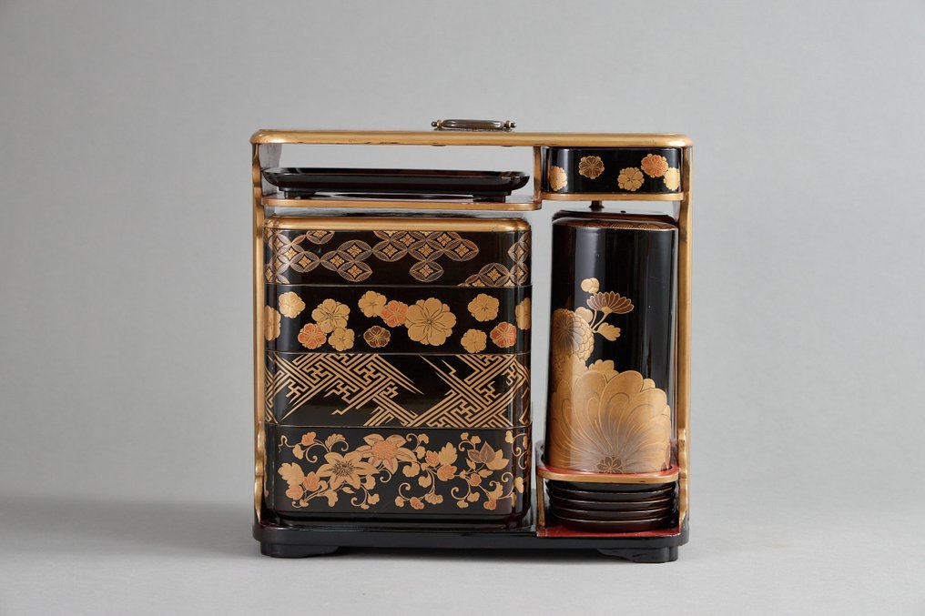 Auspicious Floral Maki-e and Nashiji Nobento 野弁当 (Picnic Set) with Wooden Box - Tárolóedény - Lakkozott fa #2.1