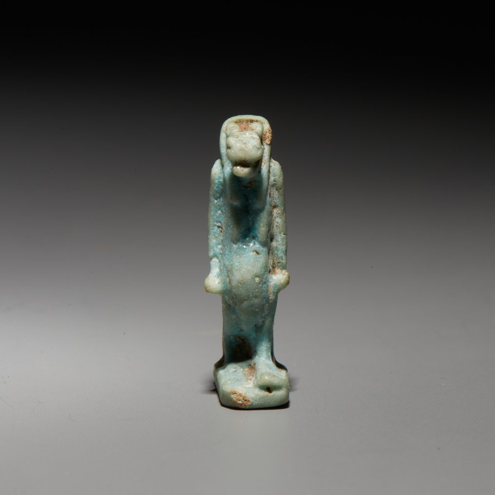 Antigo Egito, Pré-dinástico Faience Amuleto da deusa Toeris. Período Tardio, 664 - 332 AC. 2,4 cm de altura. #1.2