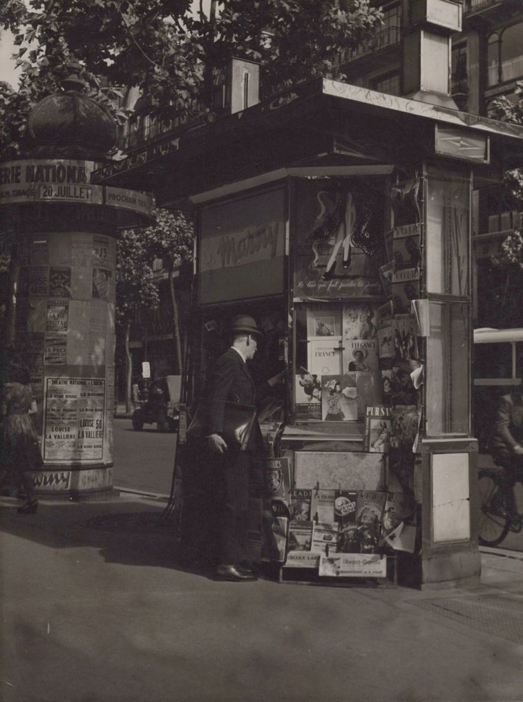 Robert Doisneau (1912-1994) - Paris Street Scene Newspaper Seller by Doisneau 1946 Original #2.1