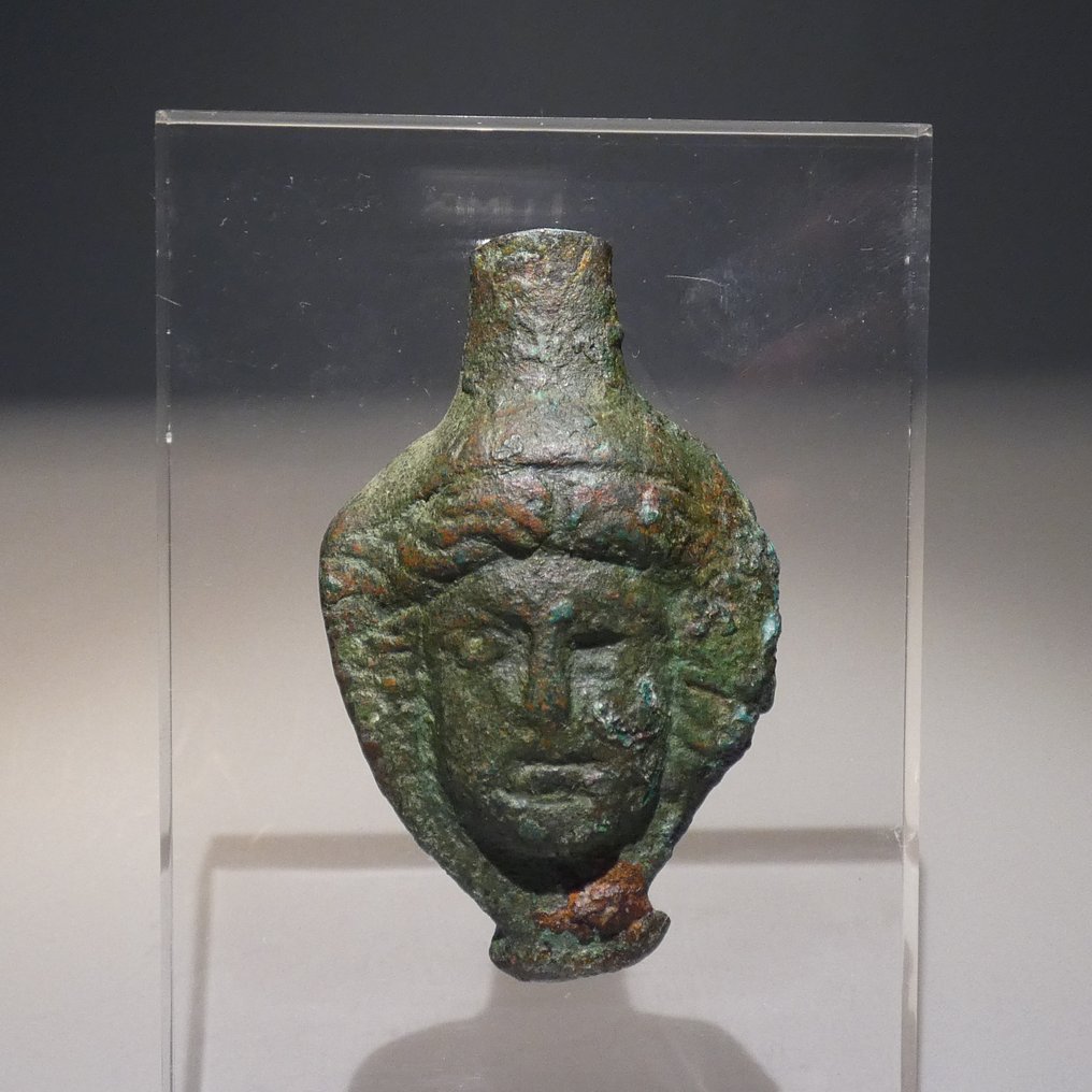 Romersk antikk Bronse Kvinnelig maske. 10,5 cm H. 1. - 2. århundre e.Kr. #1.2