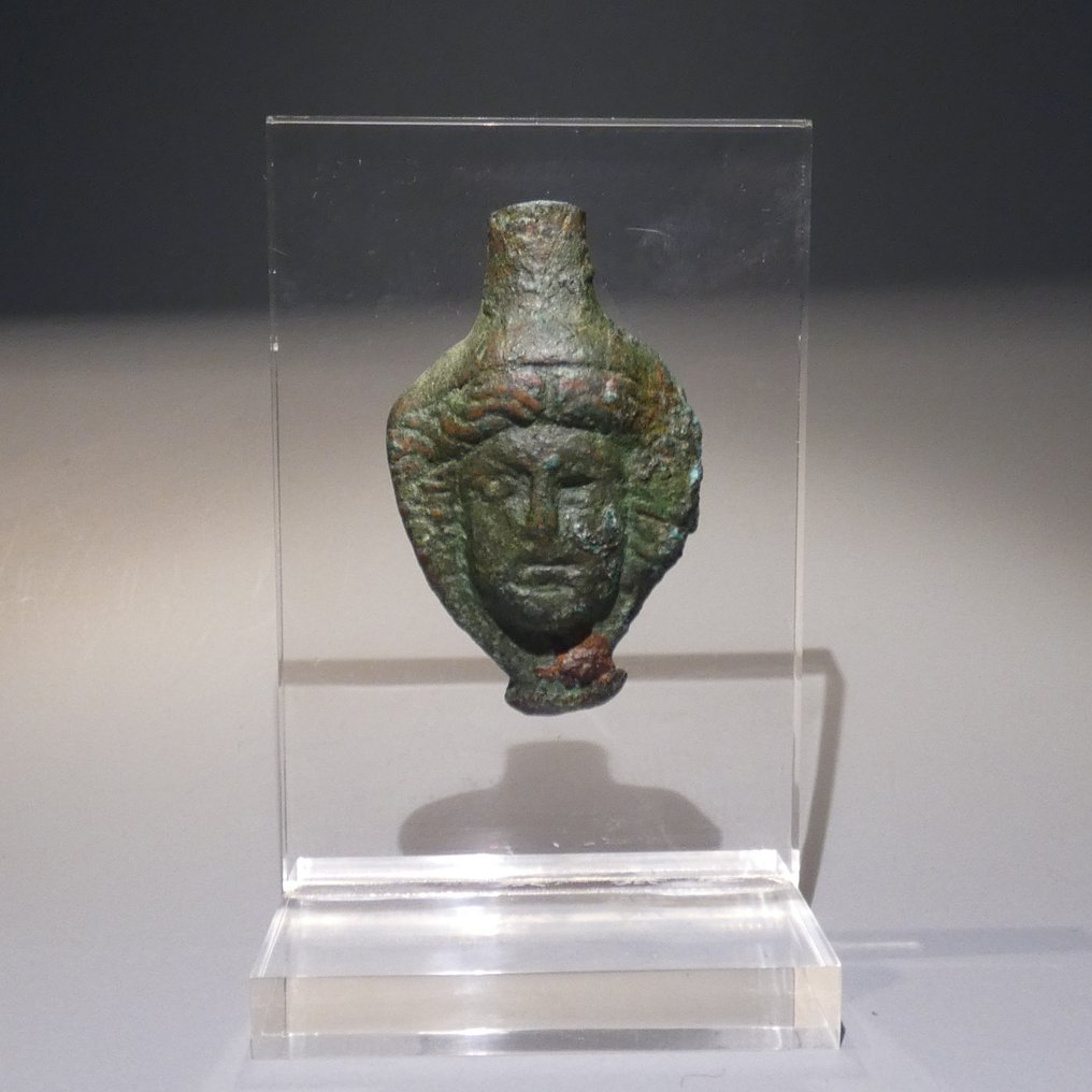 Romersk antikk Bronse Kvinnelig maske. 10,5 cm H. 1. - 2. århundre e.Kr. #2.1