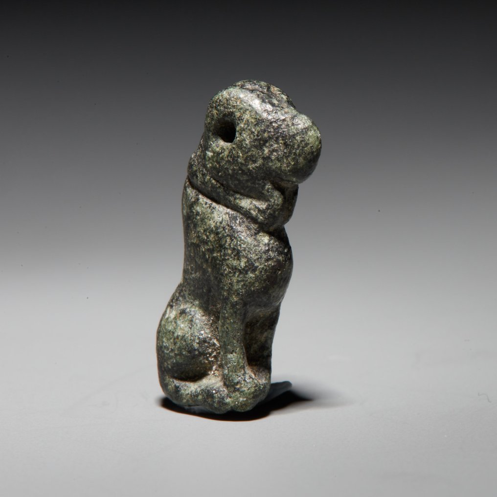 Muinainen Egypti Kivi Amuletti koiran muotoinen. Myöhäinen ajanjakso, 664 - 332 eaa. 1,8 cm pituus. #1.2