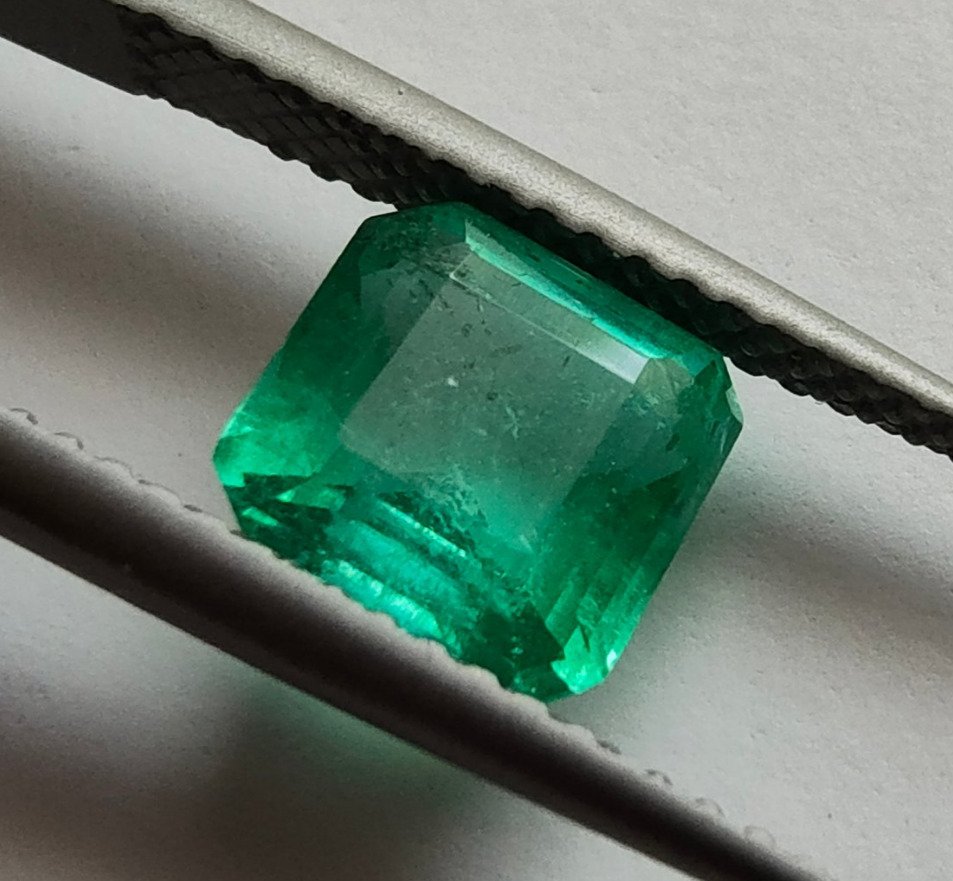 Green Emerald  - 1.77 ct - International Gemological Institute (IGI) - Minor oil #1.1