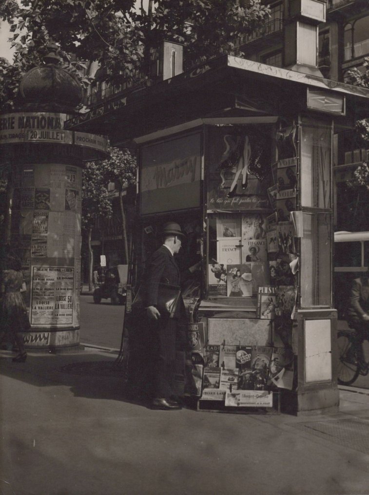 Robert Doisneau (1912-1994) - Paris Street Scene Newspaper Seller by Doisneau 1946 Original #1.1