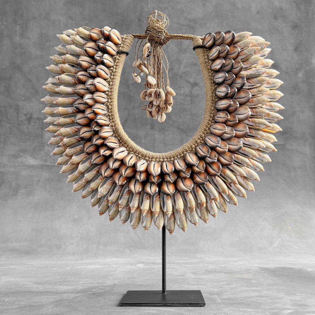 Dekorativ prydnad - NO RESERVE PRICE - SN3 - Decorative Shell Necklace on a Custom Stand - - Papua Nya Guinea #1.2