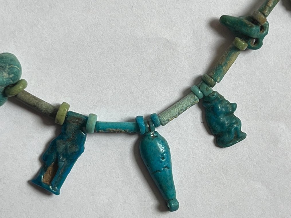 Oude Egypte, Nieuwe rijk Faience Ketting met amuletten van goden, bloemen en bladeren - 25 cm  (Zonder Minimumprijs) #1.1