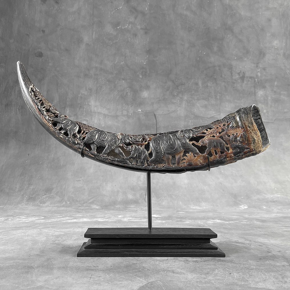 Snijwerk, NO RESERVE PRICE - Finely engraved water buffalo horn with custom stand - Elephants motif - 31 cm - Bubalus Bubalis - 2024 #1.1