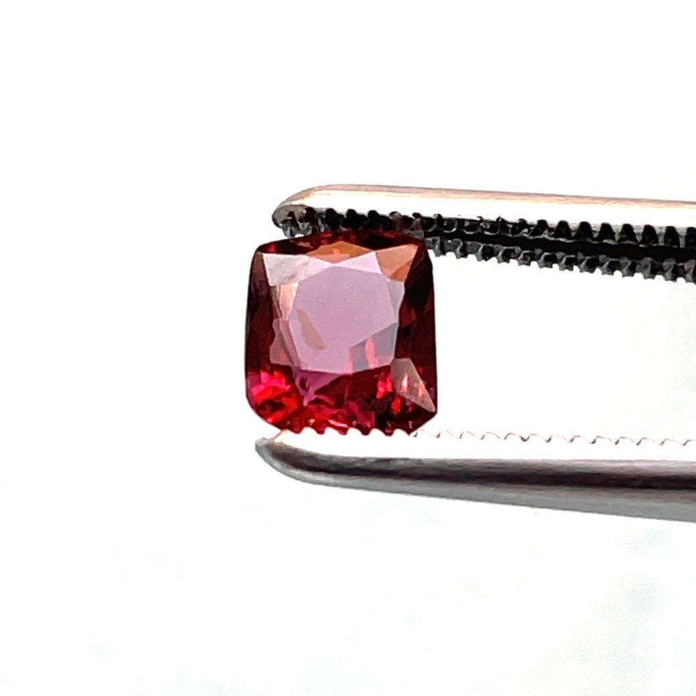 1 pcs Intensiivinen purppurapunainen (vaaleanpunainen) Granaatti - 0.82 ct #2.1