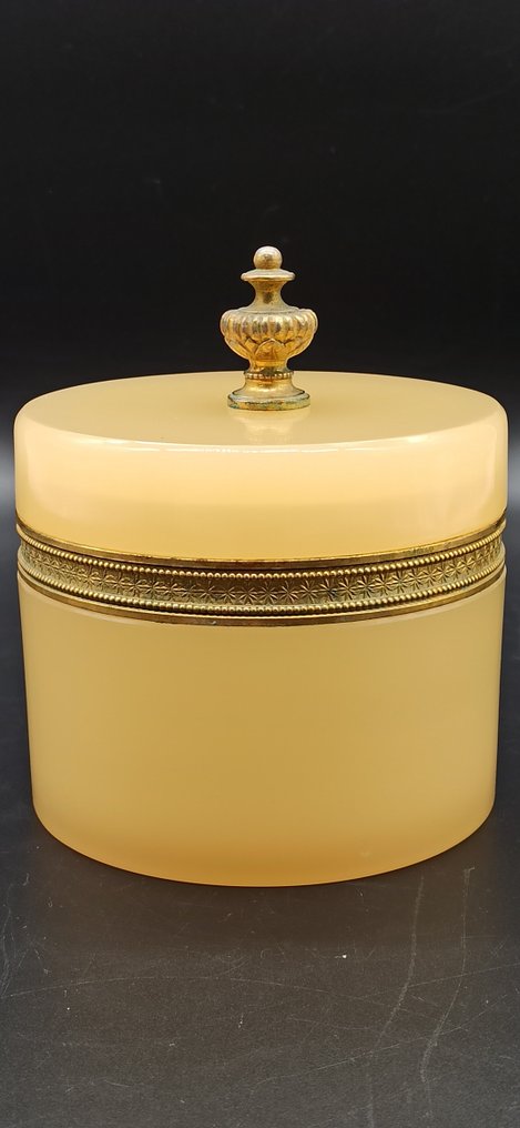 Smykkeskrin - Tungt fransk opalinglas fra midten af 1800-tallet (1.310 kg) Diameter 12,5 cm Højde 14,5 cm #2.1