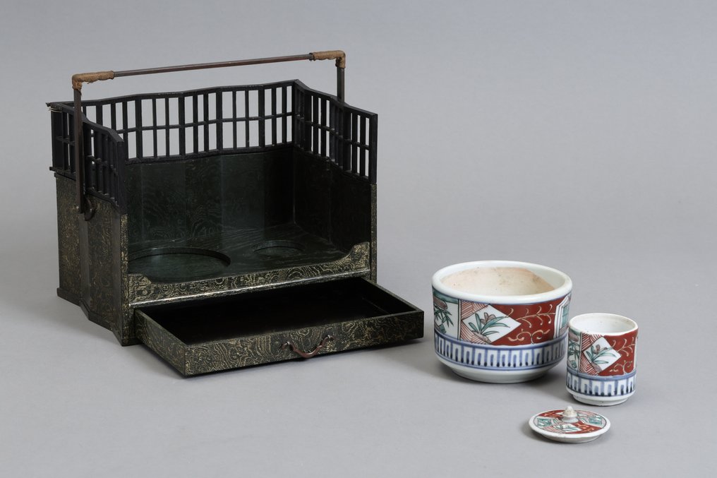 Tabako Bon 煙草盆 Old Imari Porcelain Tobacco Receptacle & Hibachi on Lacquer Tray with Wooden Box - Beholder - Lakkert tre #2.1