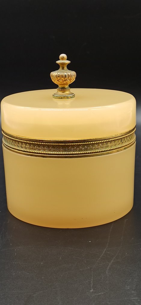 珠宝盒 - 19 世纪中叶法国重乳白玻璃（1,310 公斤）直径 12.5 厘米高度 14.5 厘米 #1.1