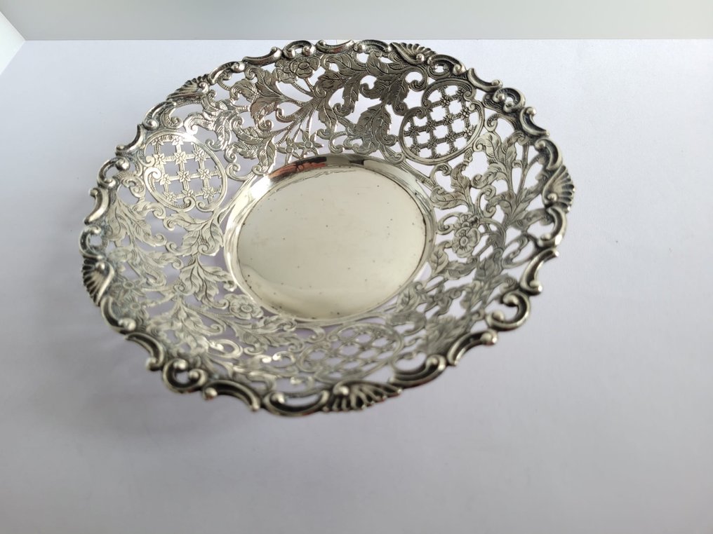 Fruit bowl - .835 silver - Openwork, richly decorated. #1.3