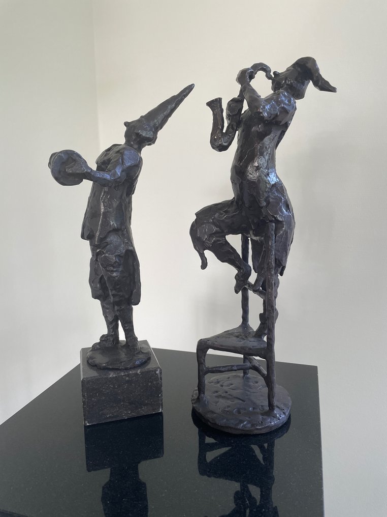 Pienoisveistos, Zwaar en abstract brons sculpturen van 2 clowns met muziek instrumenten - 33 cm - Pronssi #1.2