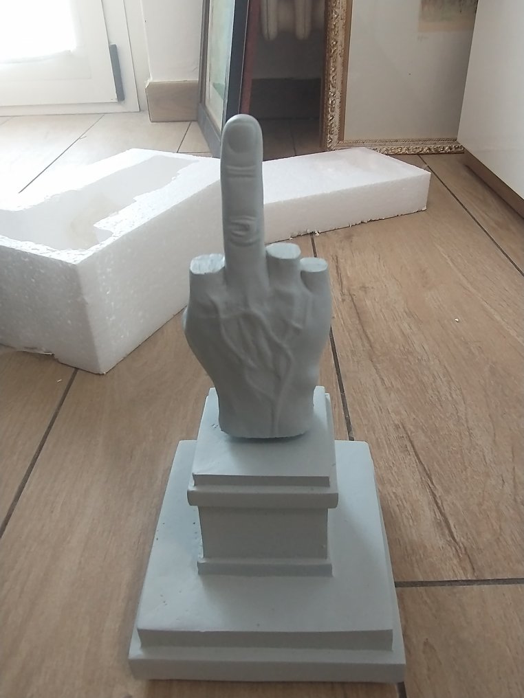 seletti - Maurizio Cattelan (1960) - 雕塑, L.O.V.E. - 26 cm - 树脂 - 2014 #2.1