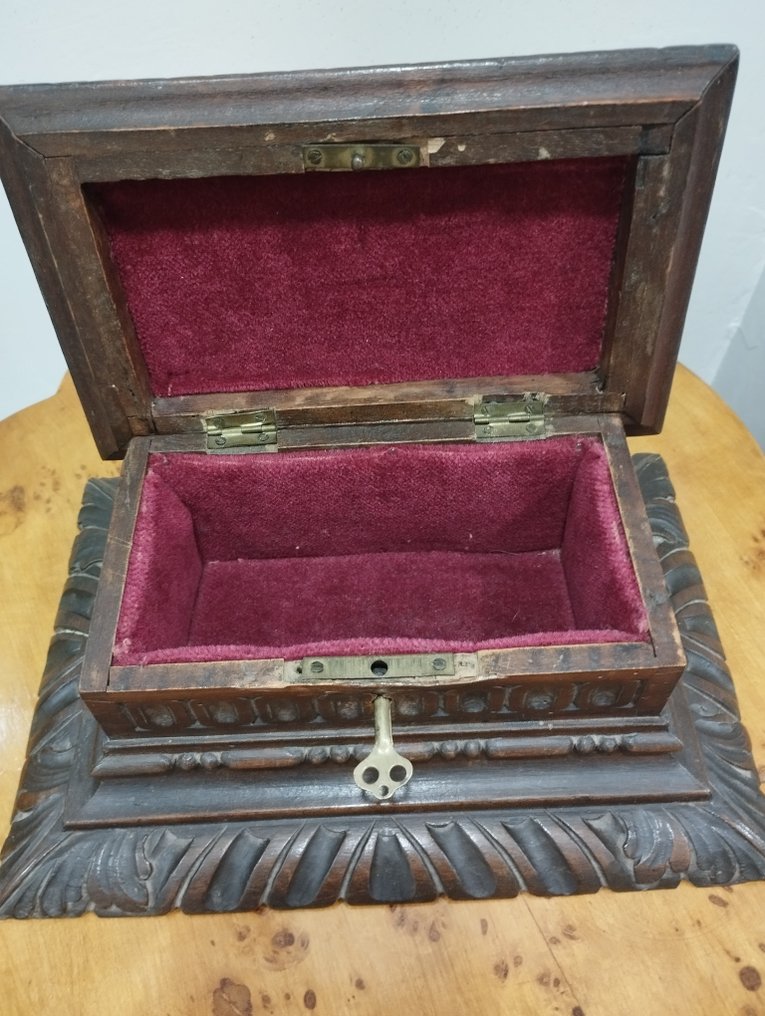 Laatikko - Puu - Antiikkinen 1800-luvun korurasia #2.1