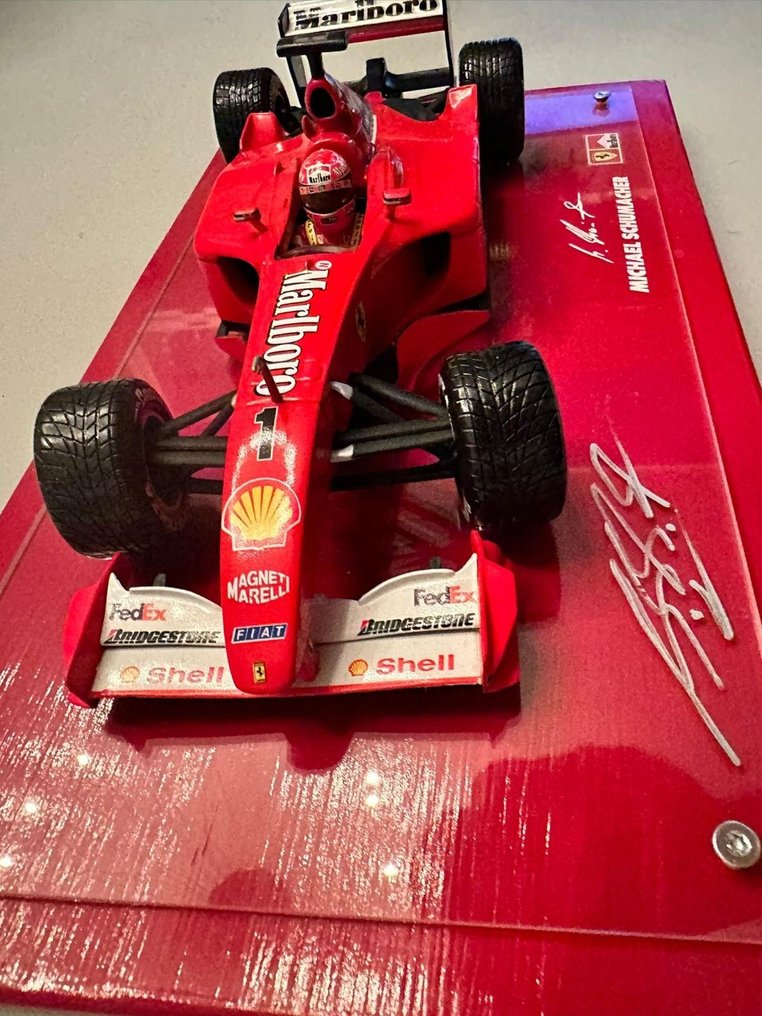 Ferrari - Michael Schumacher - 2001 - Modellbil i skala 1/18  #3.1