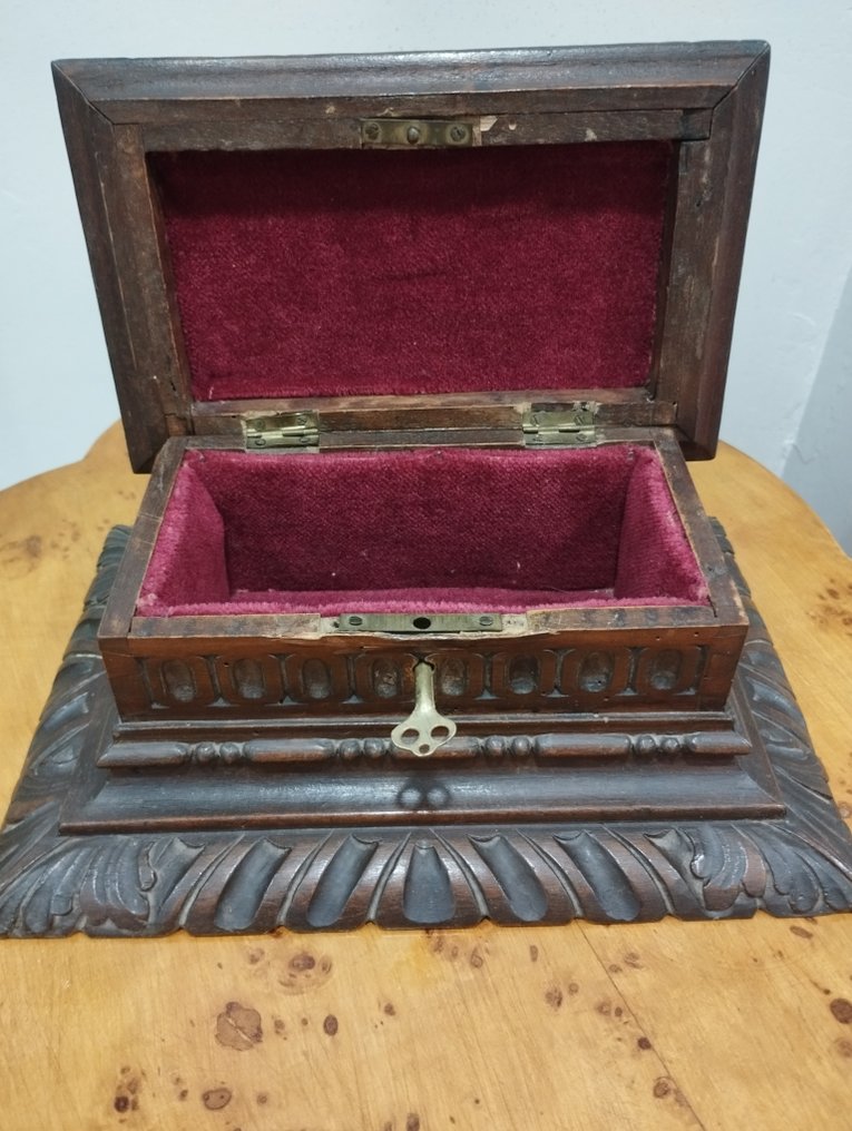 Laatikko - Puu - Antiikkinen 1800-luvun korurasia #1.2
