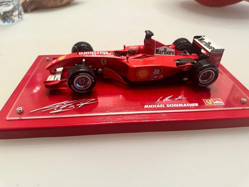 Ferrari - Michael Schumacher - 2001 - Modellbil i skala 1/18  #2.1