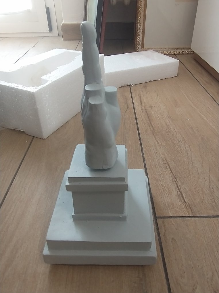 seletti - Maurizio Cattelan (1960) - 雕塑, L.O.V.E. - 26 cm - 树脂 - 2014 #2.2