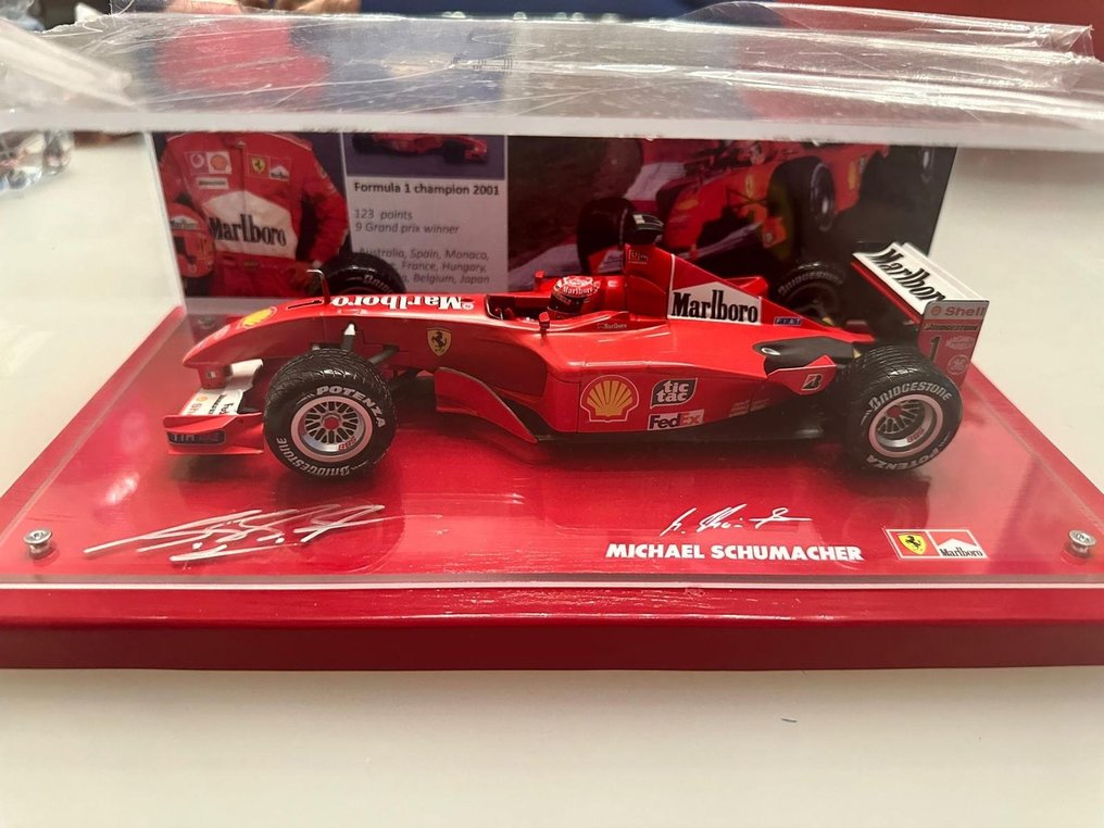 Ferrari - Michael Schumacher - 2001 - 1/18-as méretarányú autómodell  #1.1