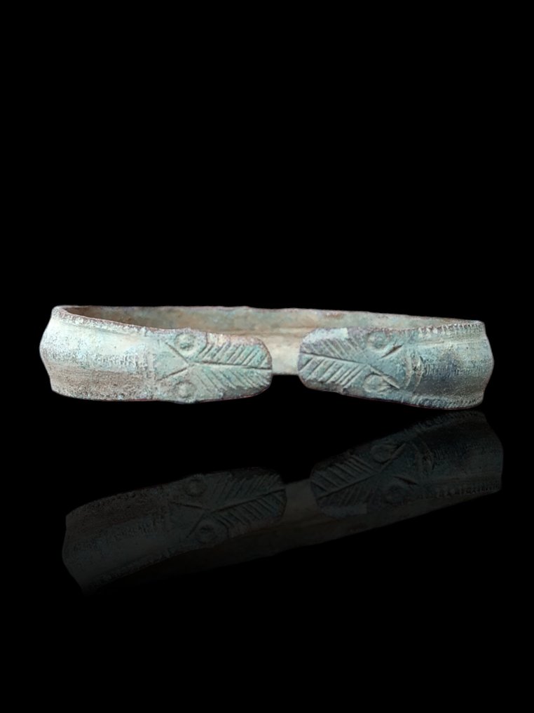 Vikingtiden bronsearmbånd med dragehodefinish Armring #1.1