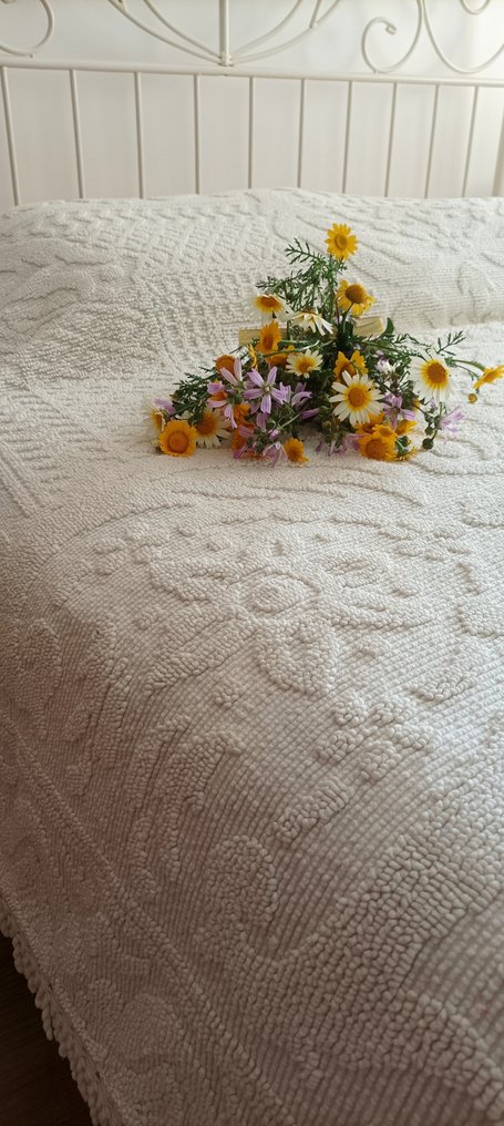Spectacular embroidered cotton bedspread with a floral and geometric pattern in relief. - Bedspread  - 225 cm - 225 cm #1.0