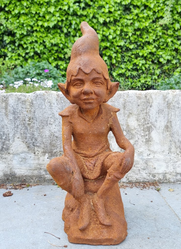 Figurine - A dreaming garden gnome - Iron #1.1