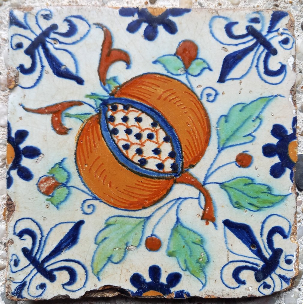  Azulejo - Azulejo antiguo con granada con figuras de esquinas desviadas. - 1600-1650  #1.2