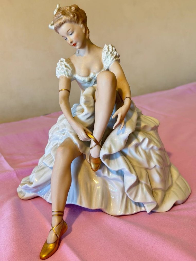 Wallendorf - 小塑像 - Ballerina di danza classica allaccia le scarpette - 素瓷 #1.1