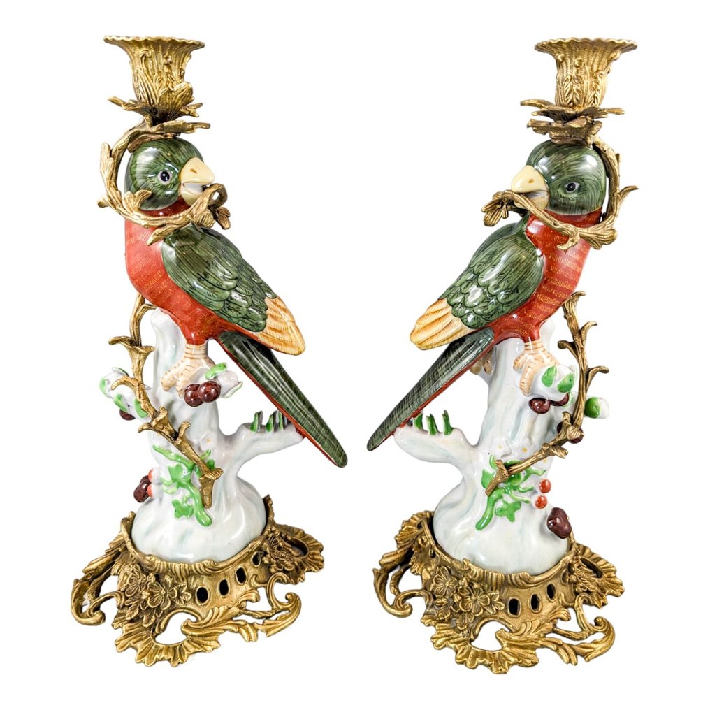 Louis XV style pair of ormolu porcelain figural parrot candlesticks - after Sevres, Wong Lee Manufacture - Ljusstake (2) - Förgylld brons #1.2