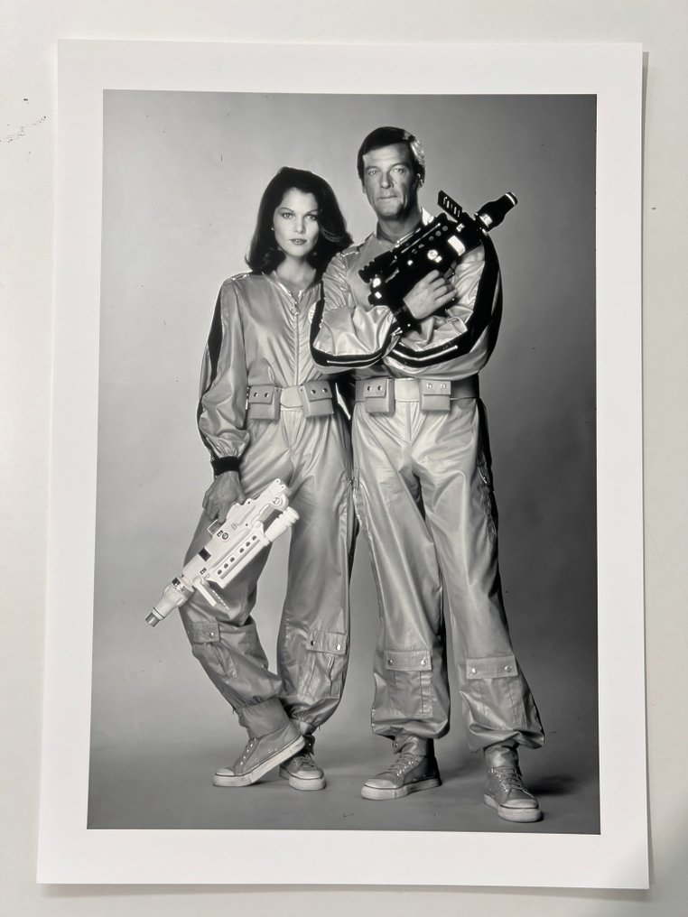 Lois Chiles and Roger Moore, "Moonraker", 1979 - Fine Art Photographie - XL 42x30 cm - Limited Edition 1/20  - Gallery Stamp - Luxury Barita Paper #1.1