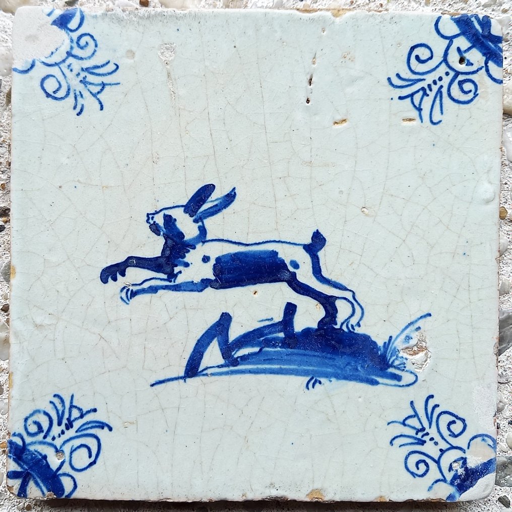  瓷磚 - 古董代爾夫特藍色瓷磚，帶有跳躍的野兔，罕見的角落填充。 - 1600-1650  #2.1
