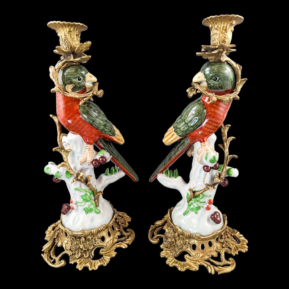 Louis XV style pair of ormolu porcelain figural parrot candlesticks - after Sevres, Wong Lee Manufacture - Kaarsenhouder (2) - Verguld brons #1.1
